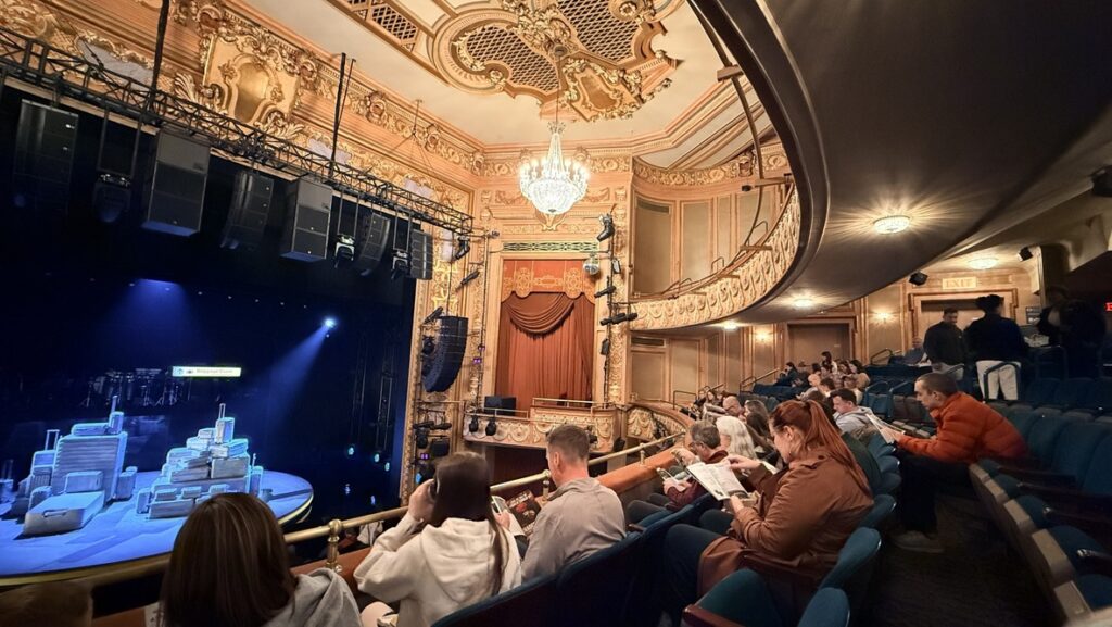 [In to the Bway] 환상의 맨해튼과 환멸의 브루클린이 만날 때, 한여름 밤에 만나는 2인극의 마법 뮤지컬 ‘Two Strangers’