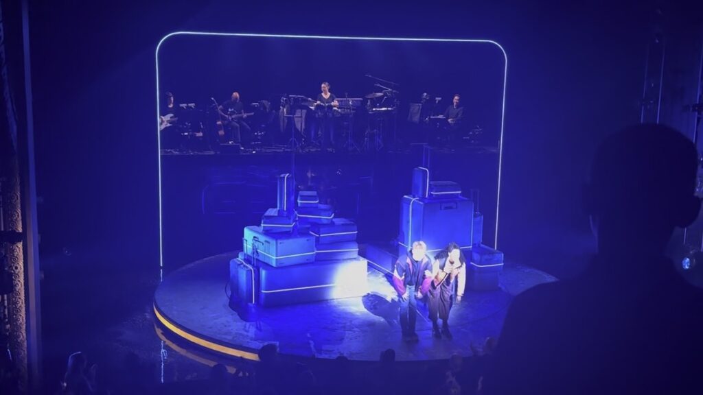 [In to the Bway] 환상의 맨해튼과 환멸의 브루클린이 만날 때, 한여름 밤에 만나는 2인극의 마법 뮤지컬 ‘Two Strangers’